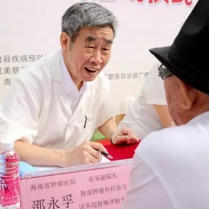 Vice President Shao Yongfu is pleased to receive the first nomination Award for Bethune-like Good Doctor